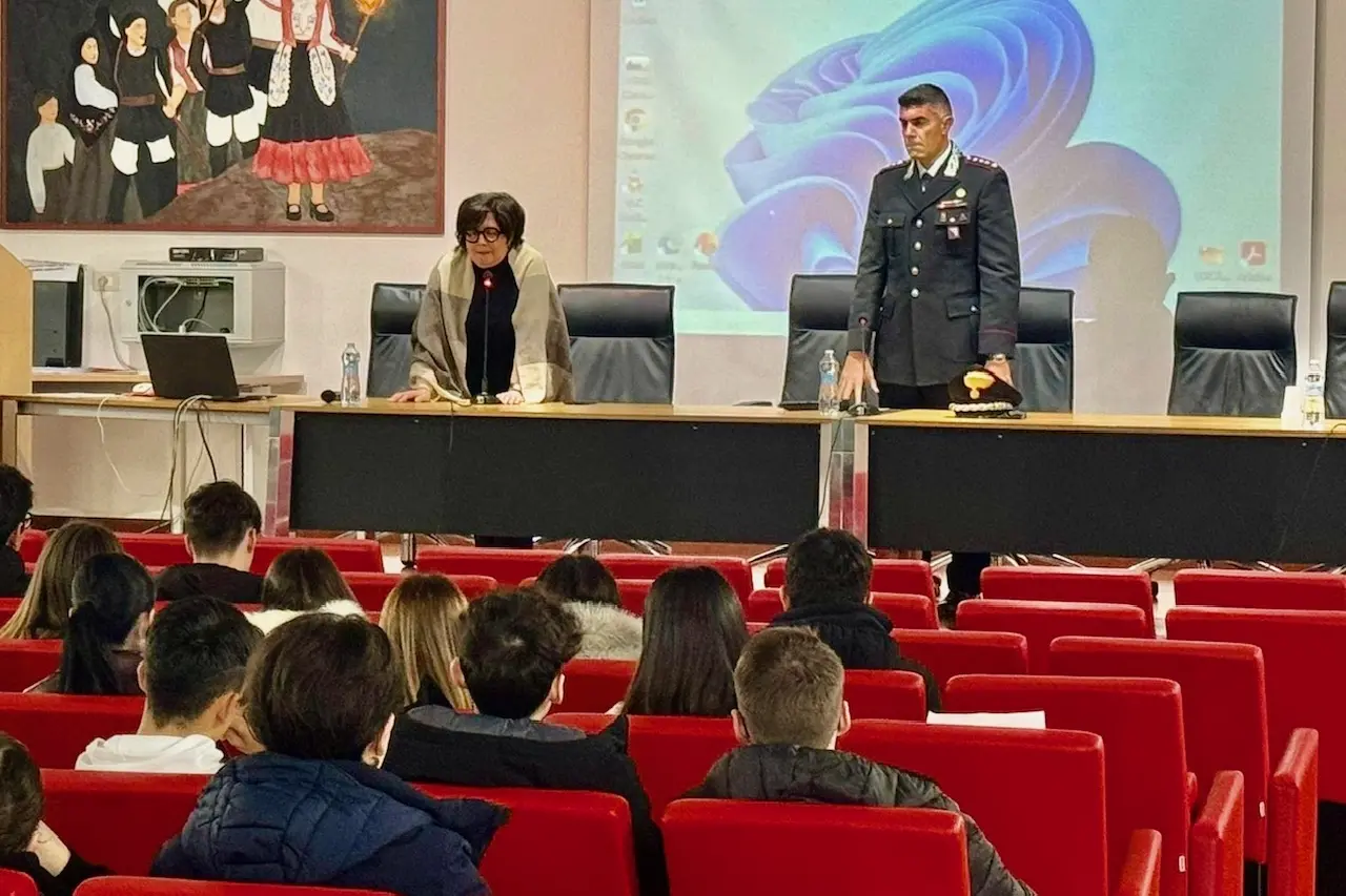 Nuoro. Carabinieri-scuole: il comandante provinciale Gennaro Cassese incontra gli studenti del liceo Fermi