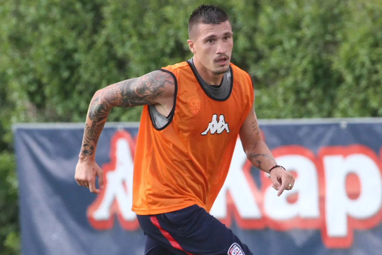 Fabio Pisacane nel 2015, durante uno dei primi allenamenti in rossobl&ugrave; (Archivio/locci)