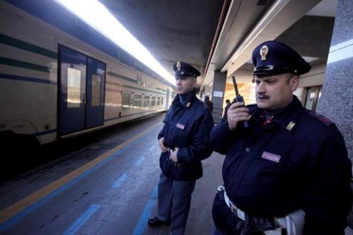 Aggredisce i poliziotti alla stazione di Empoli, 50enne di Olbia in manette