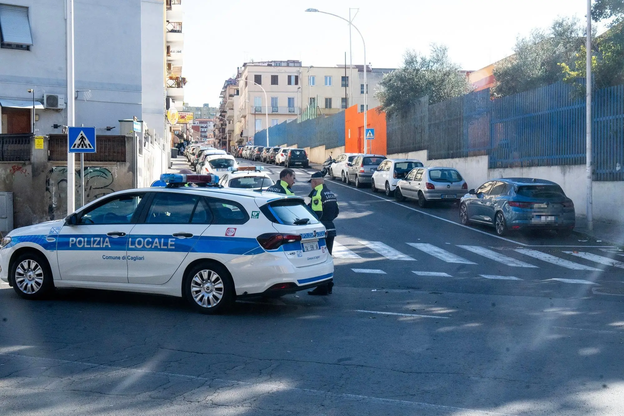 Gli agenti della Polizia locale impegnati in un rilievo dopo un investimento tra via Monte Santo e via Is Mirrionis
