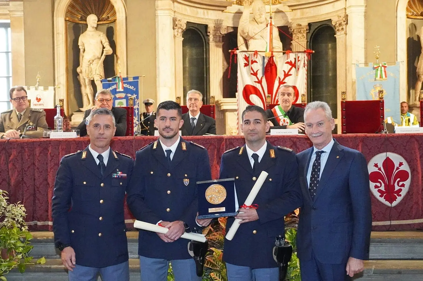 Al centro, gli agenti premiati (Foto Questura di Firenze)