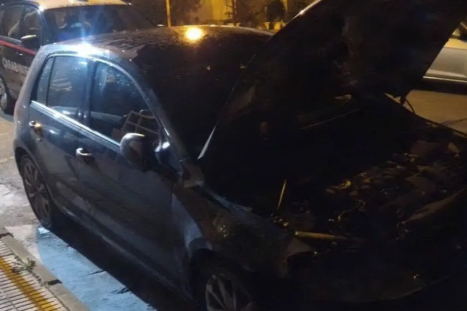 L'auto incendiata