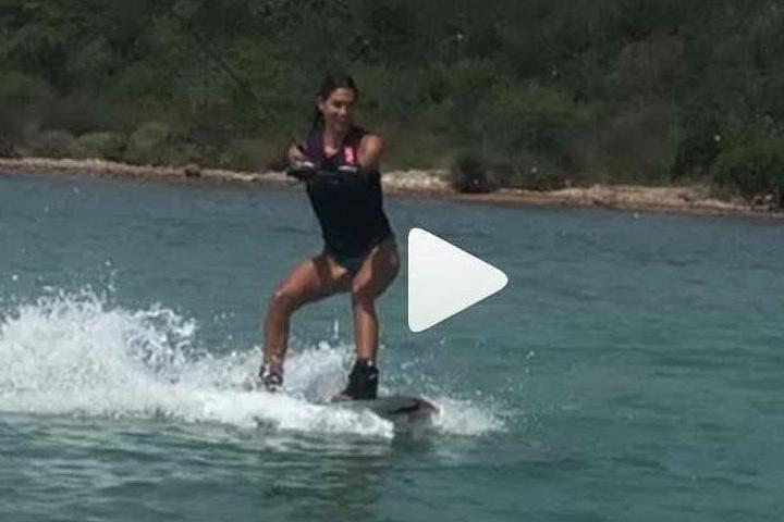 Wakeboard a Cala Volpe, Melissa Satta sulla cresta dell'onda