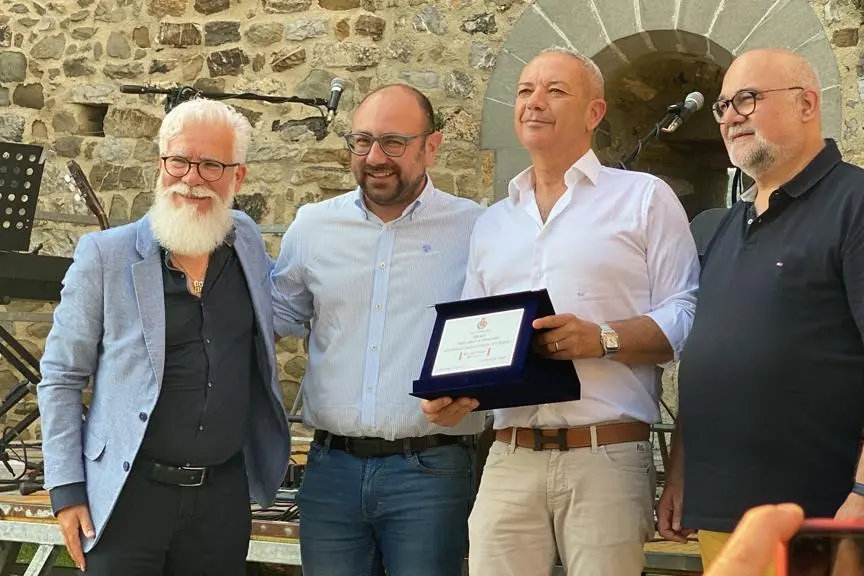 Il presidente di Promocamera Francesco Carboni riceve il riconoscimento di “Ambasciatore del Vermentino 2023” (foto concessa)