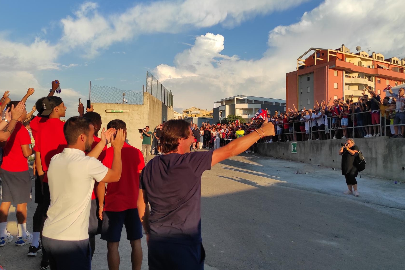 L'accoglienza di tifosi alla Torres dopo il ripescaggio (foto G. Marras)