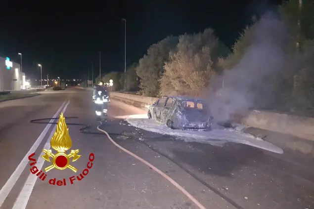L'auto bruciata (foto Vigili del fuoco)
