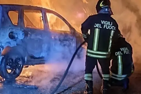 Intervento dei vigili dei fuoco per un'auto in fiamme (Archivio)