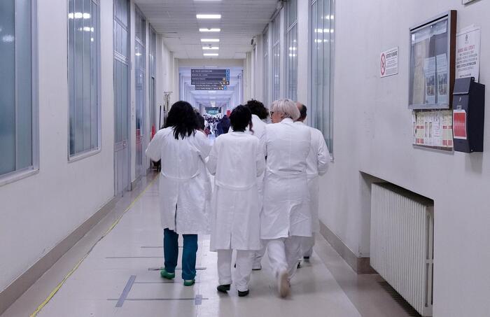 Medici in fuga dagli ospedali