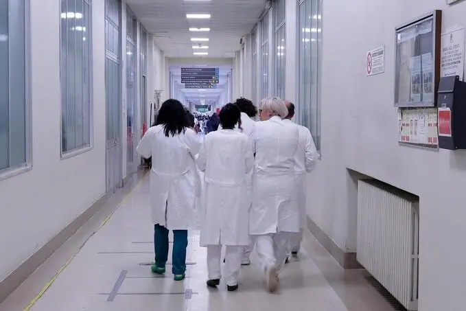 Medici in opsedale (foto Ansa)