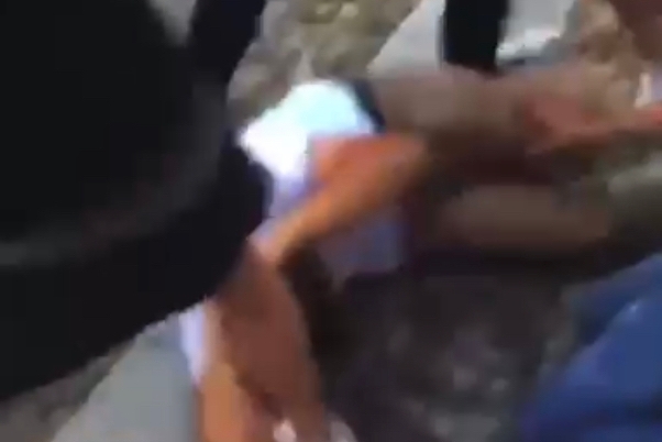 Un fotogramma del video che documenta il pestaggio (L'Unione Sarda)