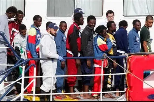 Migranti durante uno sbarco in Sardegna
