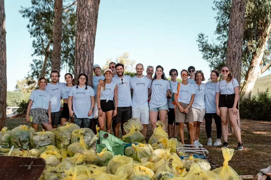 La squadra di volontari con i rifiuti raccolti (Foto concessa)