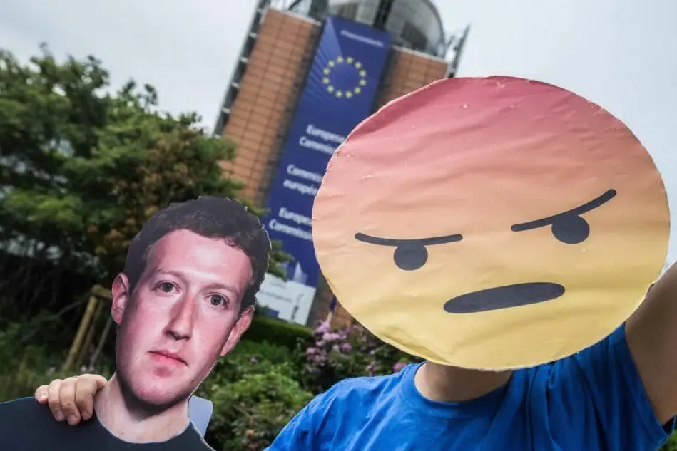 Una manifestazione anti-Facebook davanti alla sede dell'Ue