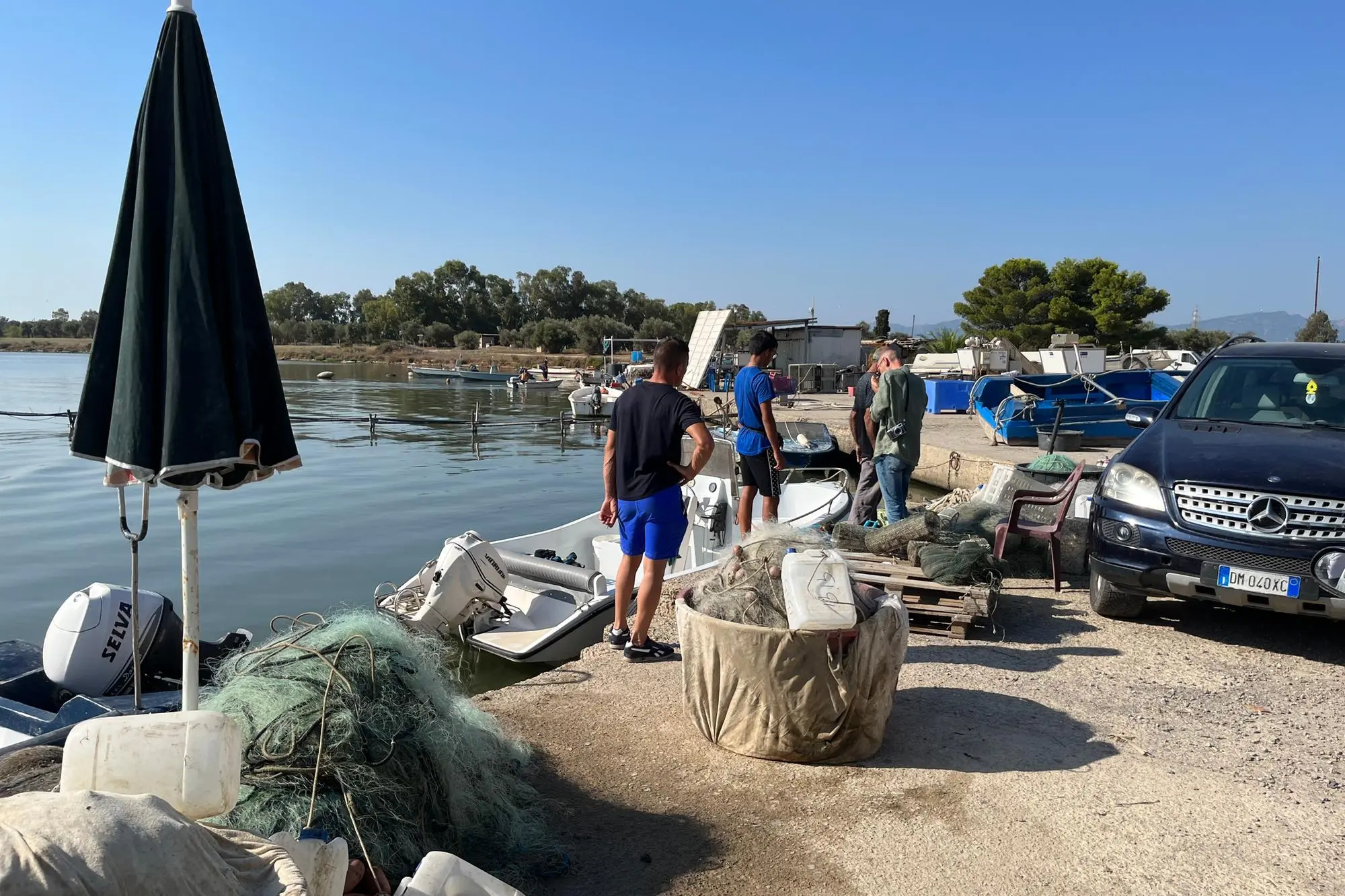 I pescatori della laguna alle prese con le reti distrutte dal granchio blu (foto Artizzu)