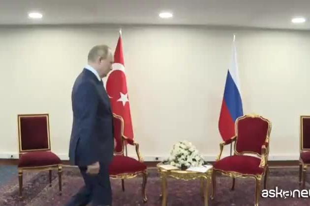 Quei 45 imbarazzanti secondi di Putin in attesa di Erdogan