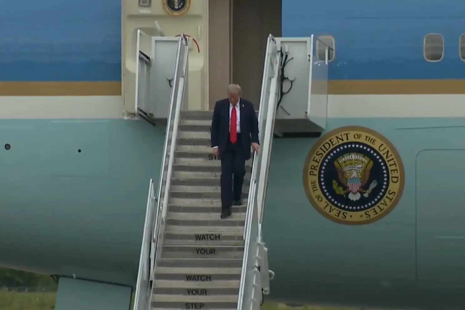 Trump scende dall'Air Force One