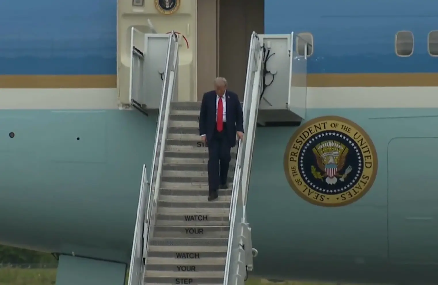 Trump scende dall'Air Force One