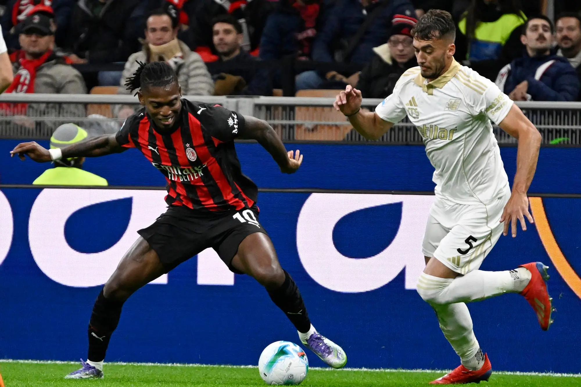AC Milan’s forward Rafael Leao (L) and Pisa’s defender Simone Canestrelli struggle for the ball during the Italian Seria A soccer match between Ac Milan and Pisa at the Giuseppe Meazza Stadium in Milan, Italy, 24 October 2025. ANSA/DANIEL DAL ZENNARO