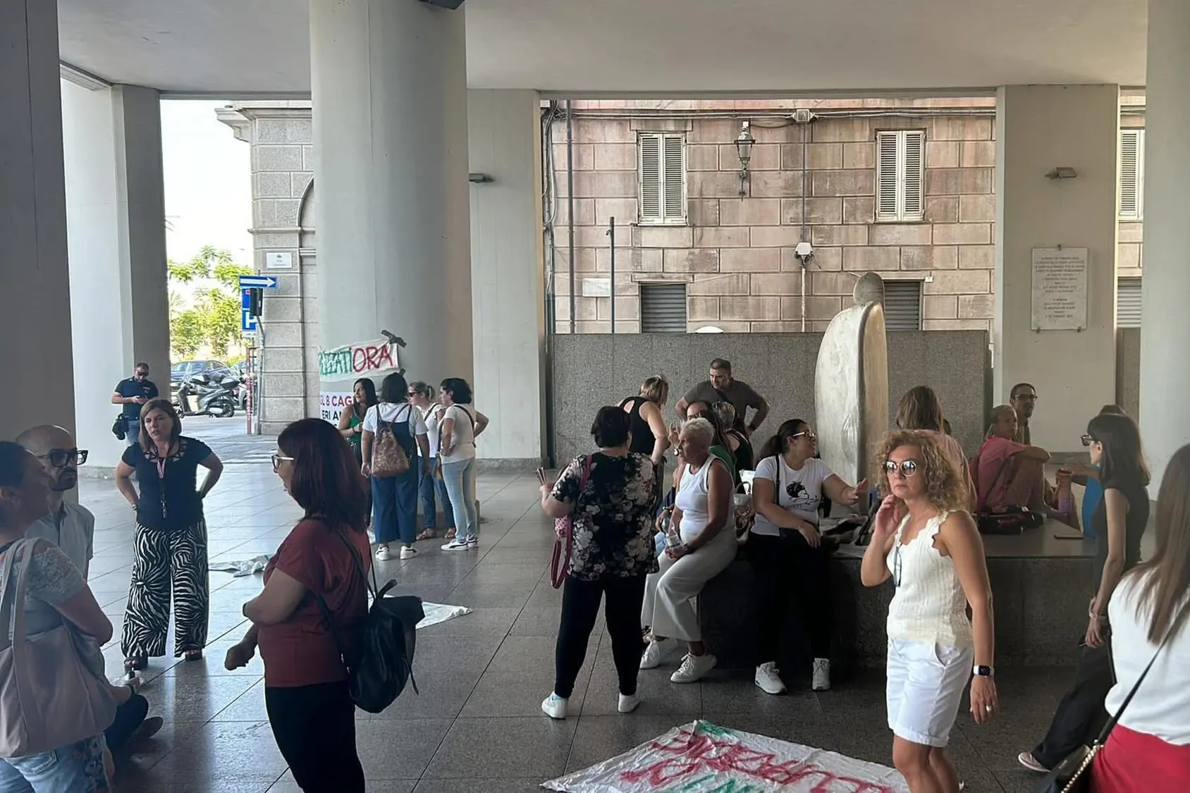 Oss precari sotto il palazzo del Consiglio regionale