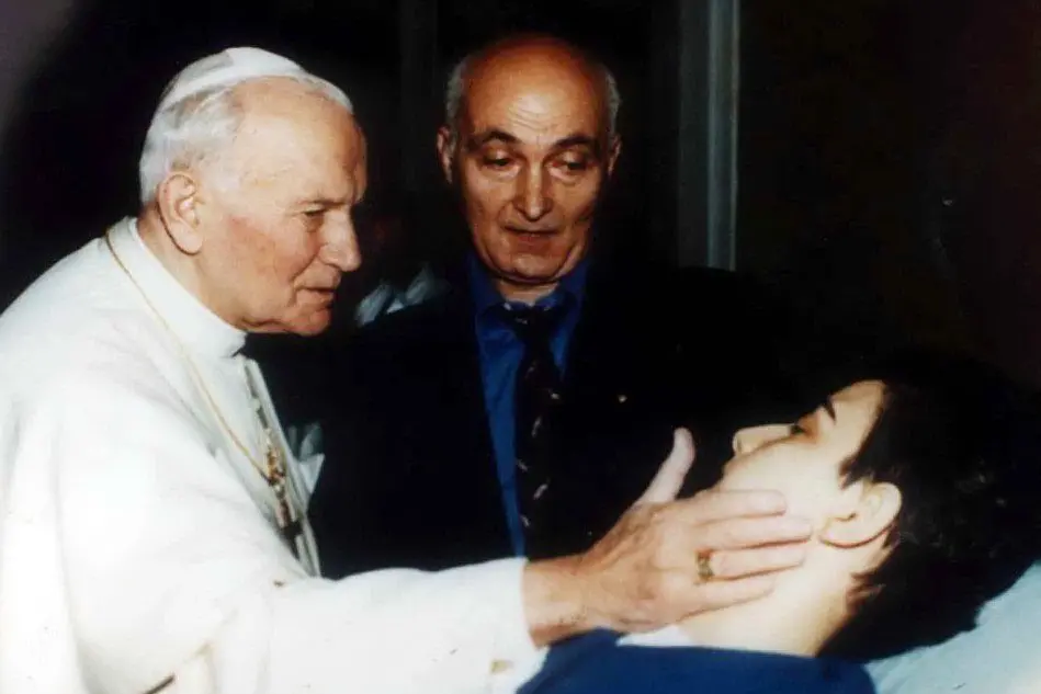 Cristina Magrini insieme al padre e a Papa Giovanni Paolo II (Ansa)
