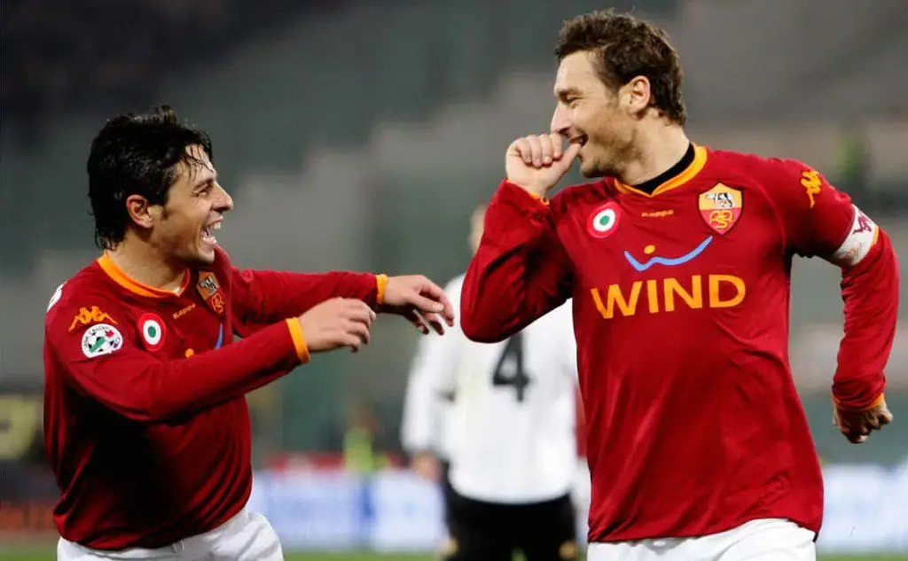 Mauro Esposito e Francesco Totti con la Roma (Ansa)