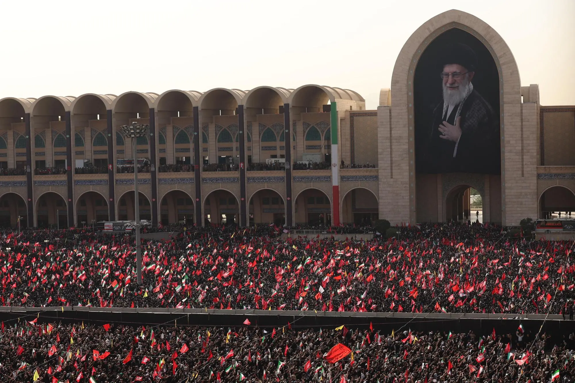 La folla in piazza a Teheran per i funerali di Stato (foto Ansa)