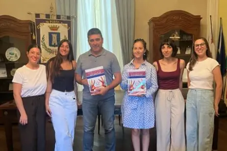 Le volontarie del Servizio civile con il sindaco di Porto Torres (foto concessa)