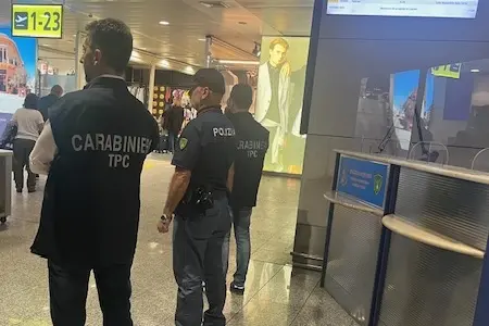 Controlli all'aeroporto di Elmas (Archivio)