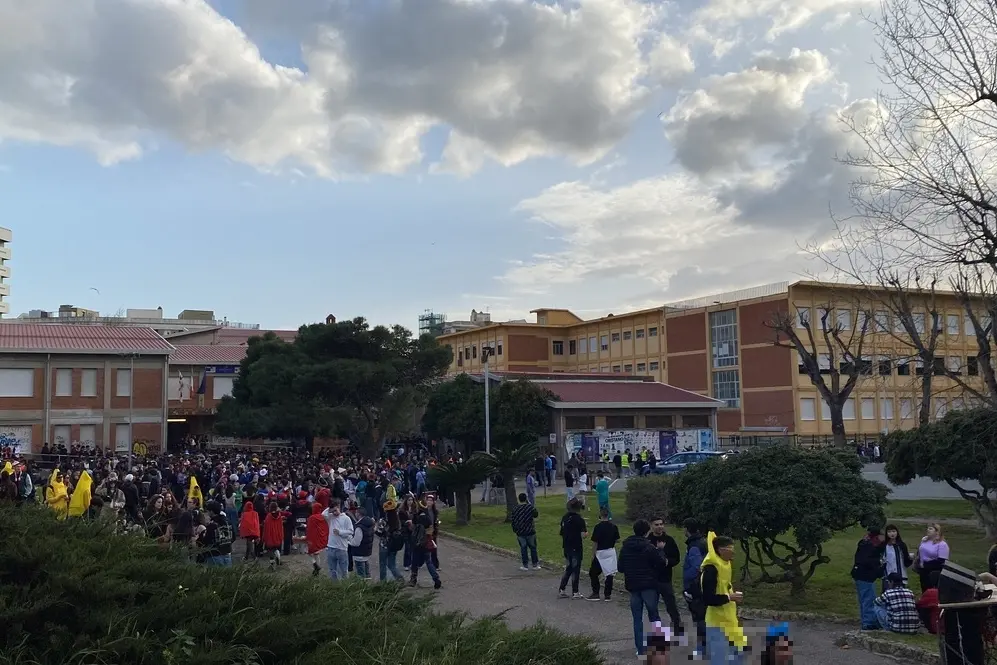 I giovani nella piazza del tribunale di Oristano durante la Sartiglia dello scorso anno (foto Sara Pinna)
