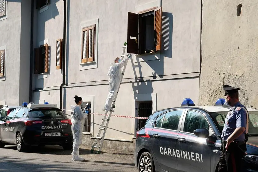 I rilievi dei carabinieri dopo l'omicidio (foto Ansa)