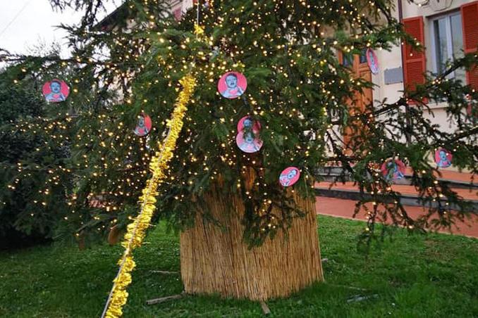 Simboli nazisti e palline di Hitler sull’albero di Natale, l’ira del sindaco
