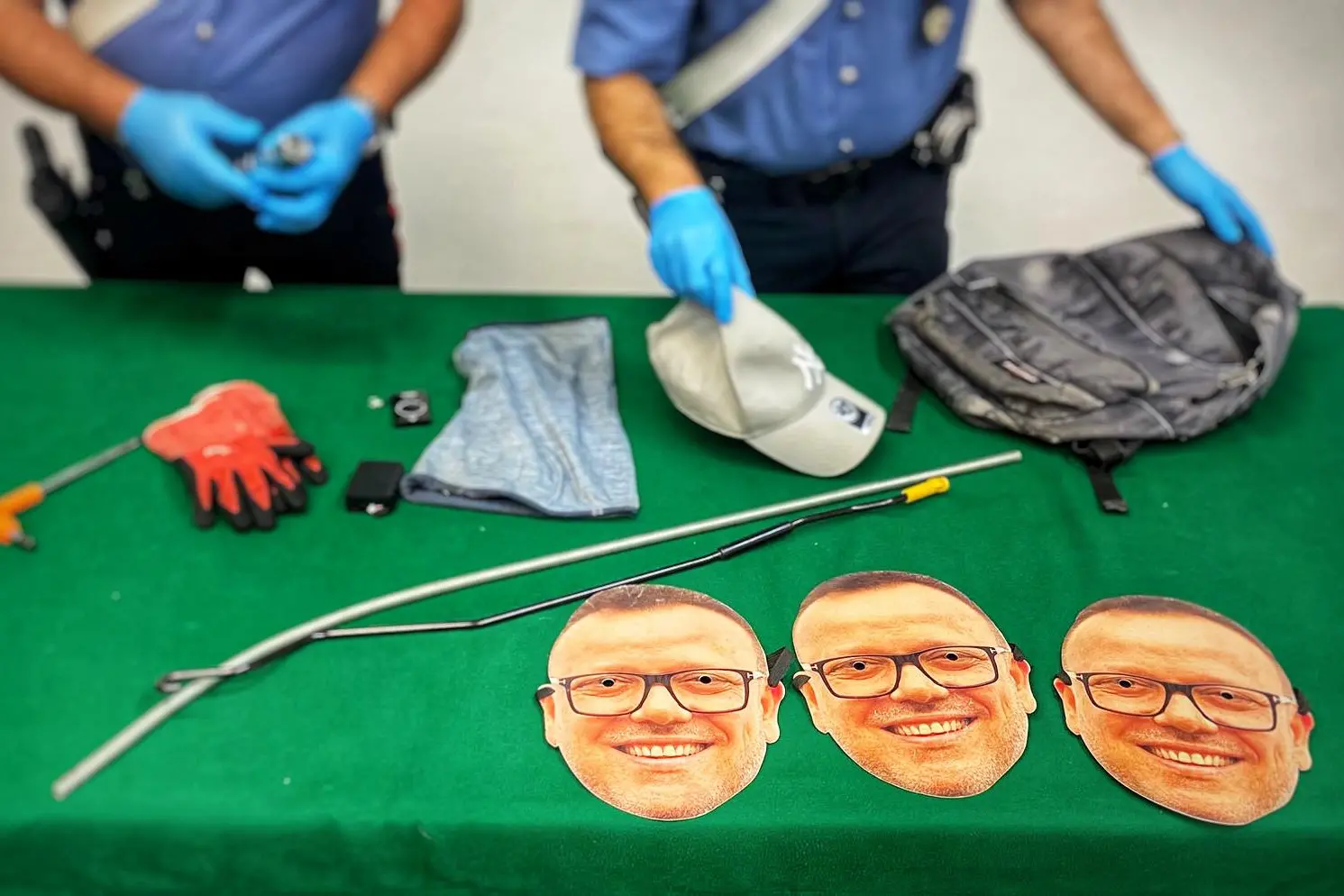 Le maschere di Gigi D'Alessio e l'armamentario del ladro