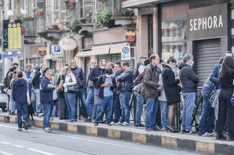 Coda per i tamponi davanti a una farmacia (foto Ansa)