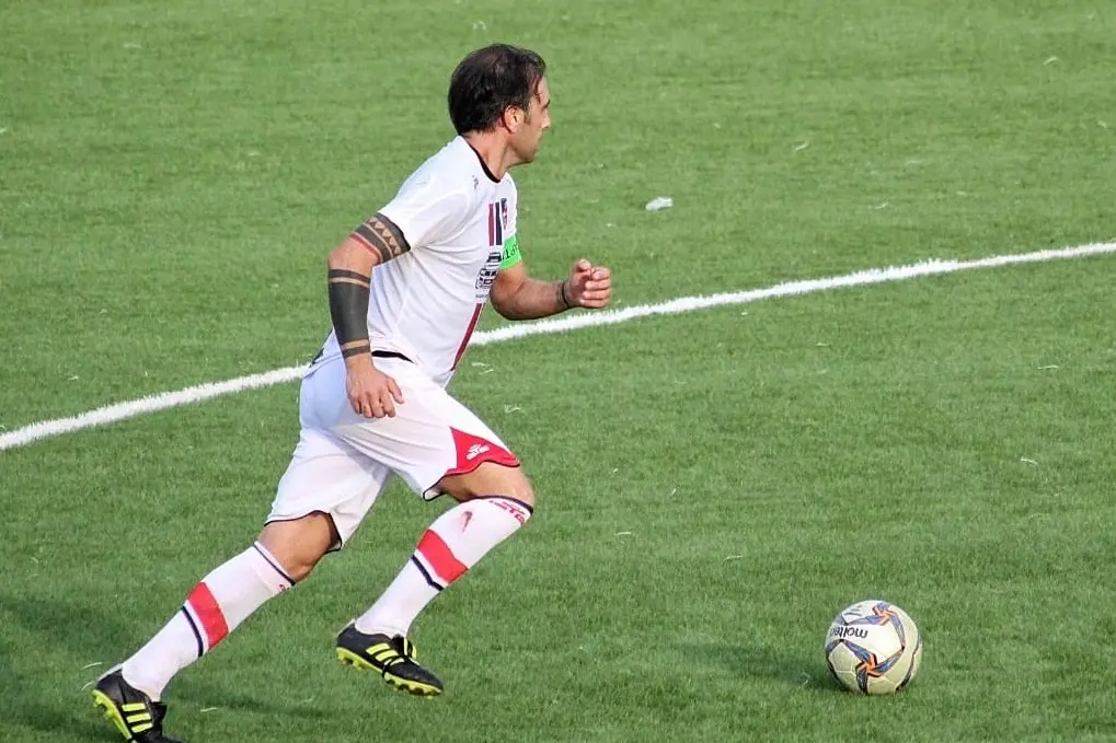 Nella foto, Gianni Piredda in azione con la maglia dell'Usinese (foto Tellini)