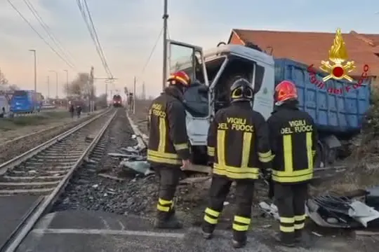 Incidente tra camion e treno a Chivasso: due feriti lievi