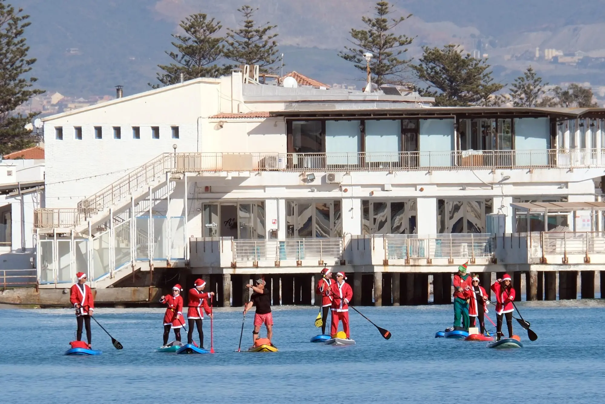 La tradizionale escursione in sup dei Babbi Natale al Poetto (foto Giuseppe Ungari)