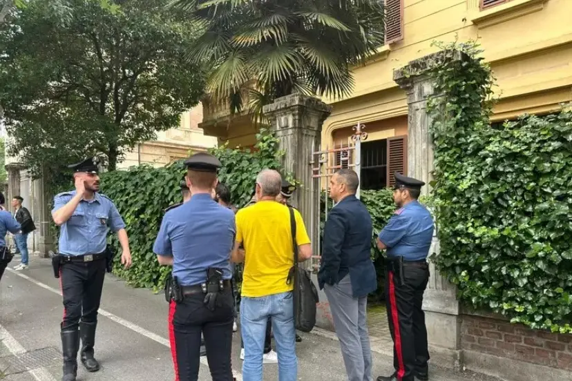 I carabinieri sul luogo del delitto (Ansa)