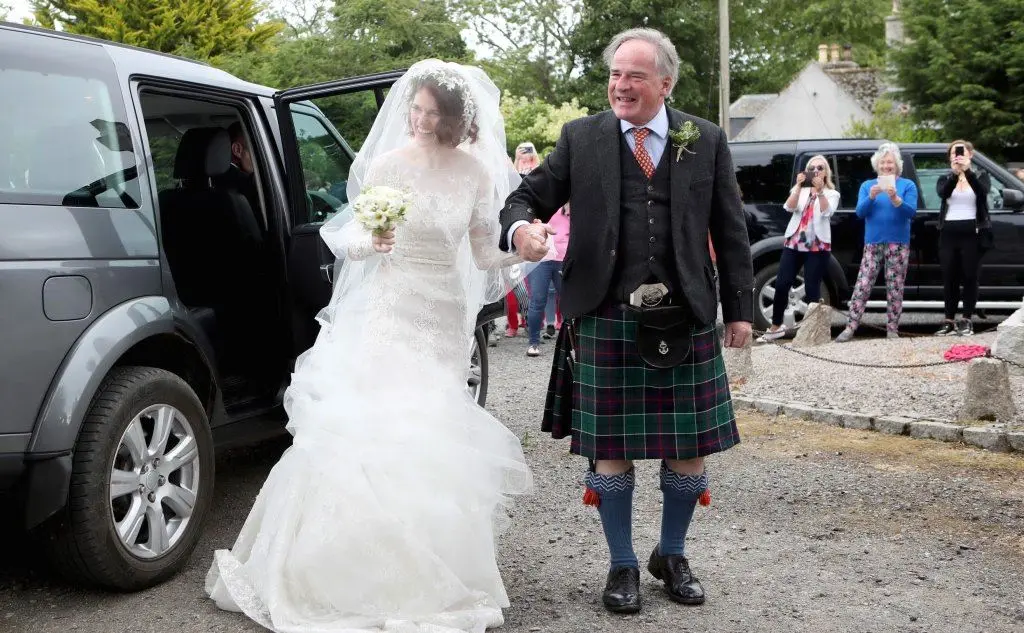 L'arrivo della sposa, con il papà Sebastain in kilt