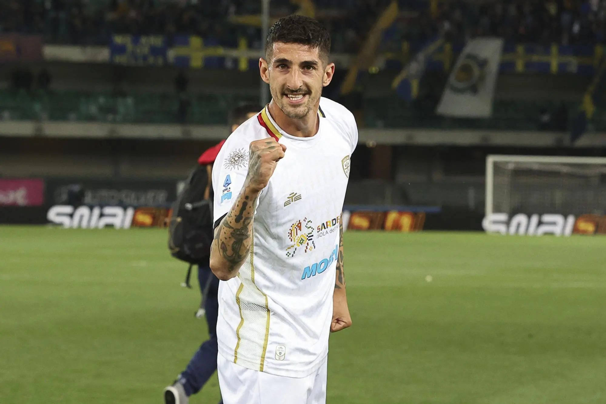 Cagliari's Alessandro Deiola celebrate the victory at the end of during the Italian Serie A soccer match Hellas Verona FC vs Cagliari Calcio at Marcantonio Bentegodi Stadium in Verona, Italy, 28 April 2025. ANSA/EMANUELE PENNACCHIO