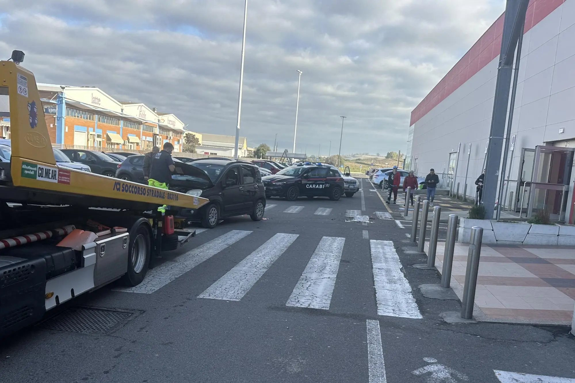 L'esterno del supermercato IperPan di Sestu assaltato nella notte (foto Walter Mereu)