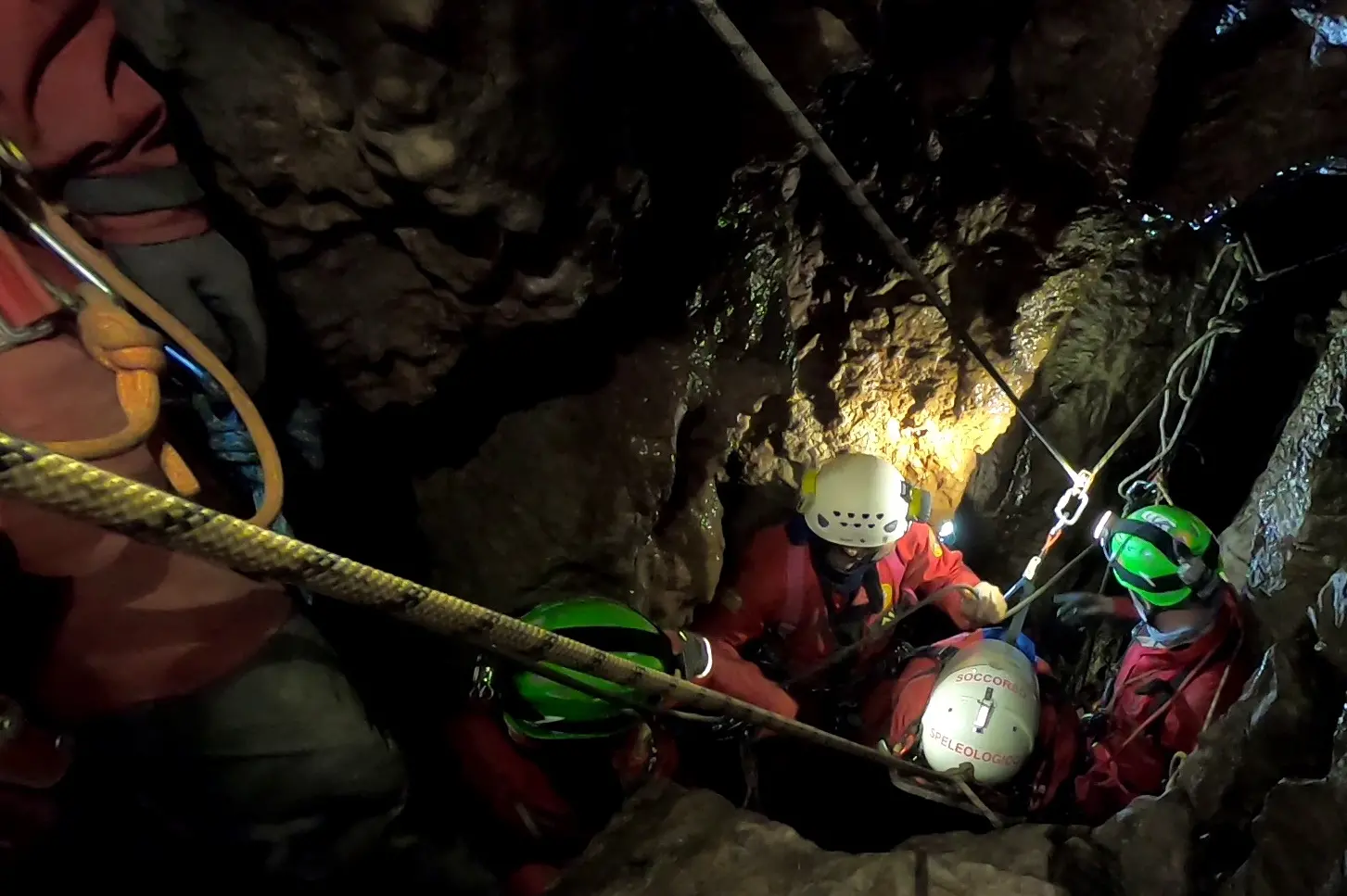L’ingresso dei soccorsi in una grotta (Foto simbolo)