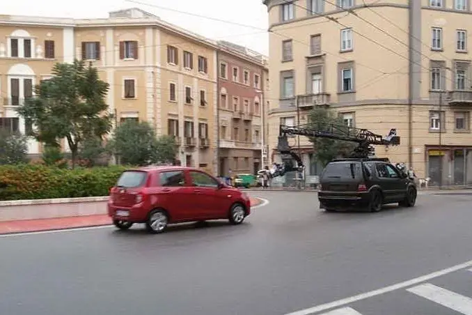 Lo spot Suzuki girato a Cagliari, in piazza San Benedetto