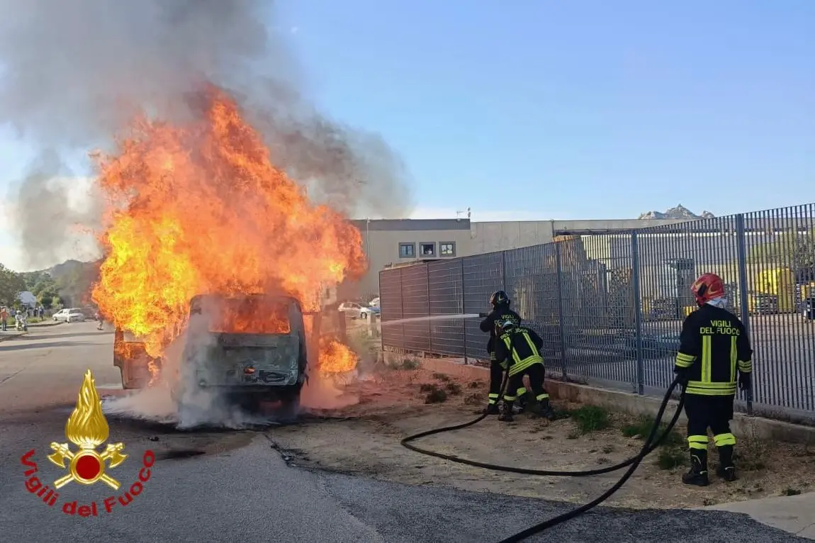 Il rogo ad Arzachena (foto vigili del fuoco)