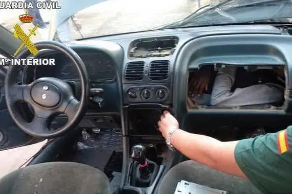 Il nascondiglio all'interno delle auto (foto Guardia Civil)