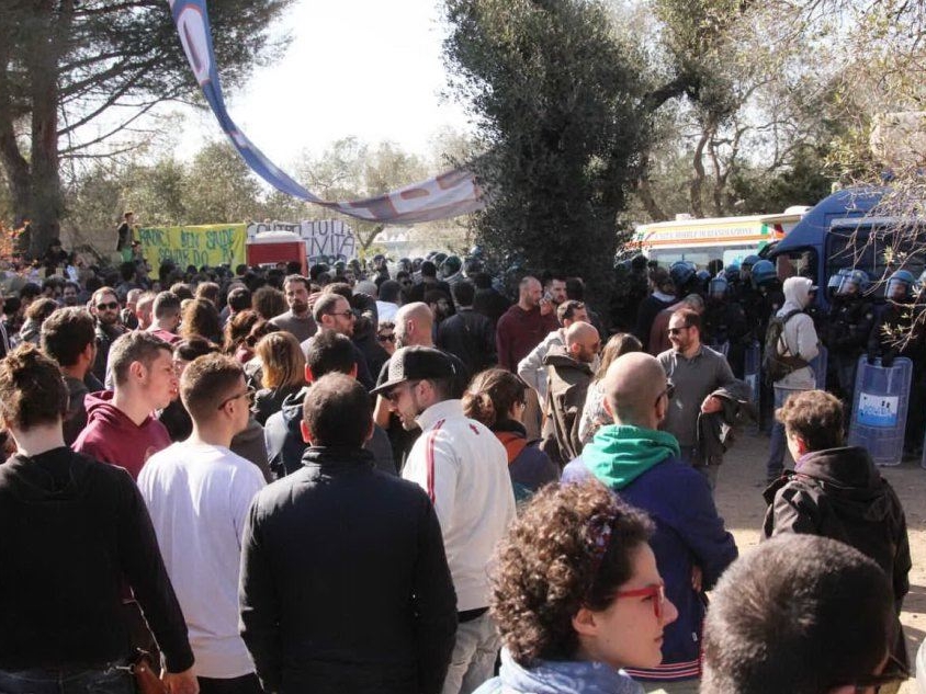 Puglia, monta la protesta dei No Tap: camion costretti a fare marcia indietro