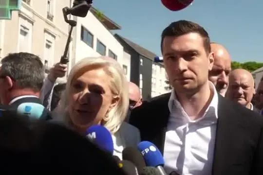 Le Pen apre campagna dal mercato de La Flèche: "Qui ora votano noi"