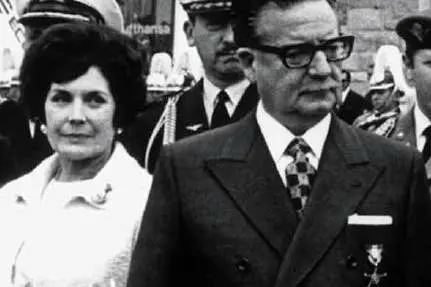 Salvador Allende con la moglie