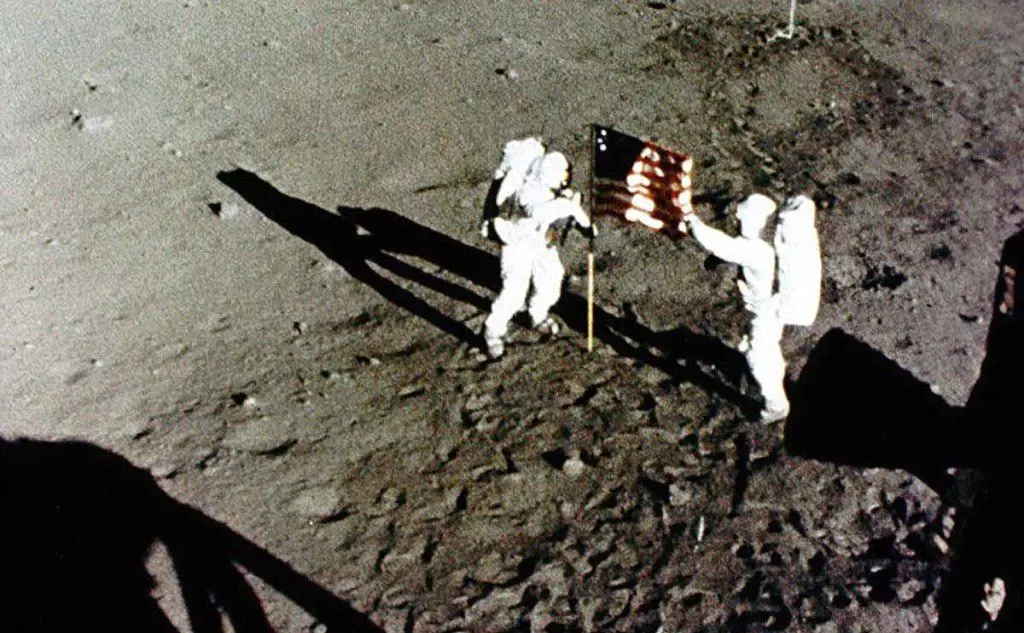Armstrong e Aldrin piazzano la bandiera americana