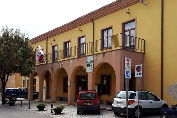 Il municipio (foto Ansa)