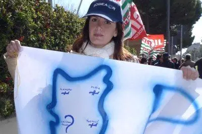 Una lavoratirce della società di gestione dell'aeroporto Fenosu durante la protesta di oggi a Cagliari (Ungari)
